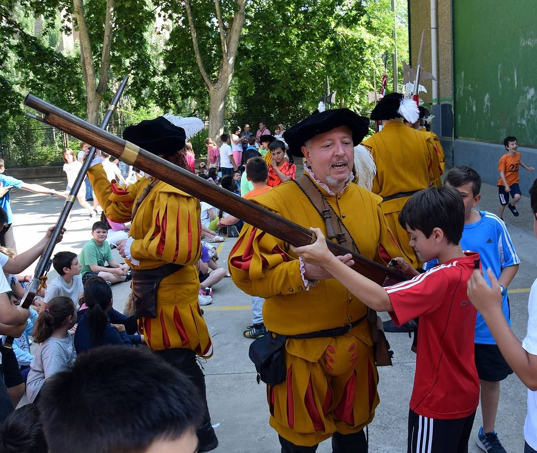 Los alumnos de Las Gaunas reciben la visita de la asociación histórica de recreación &#039;Héroes del Revellín&#039;