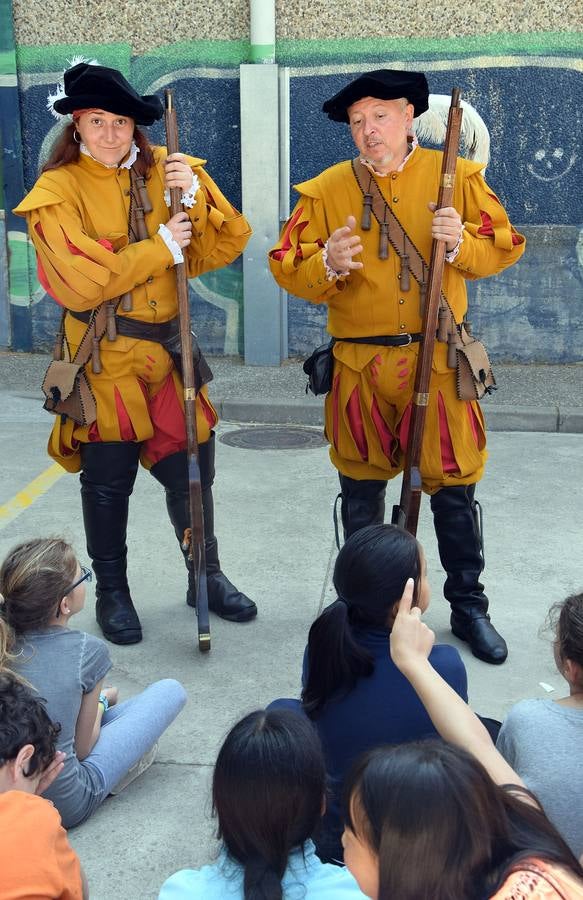 Los alumnos de Las Gaunas reciben la visita de la asociación histórica de recreación &#039;Héroes del Revellín&#039;