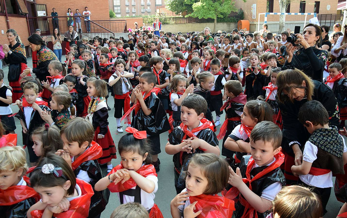 Los alumnos de Jesuitas recrean las Fiestas de San Bernabé