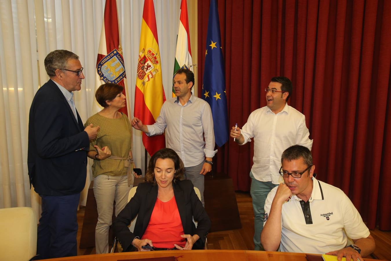 Emoción y lágrimas durante la celebración del último Pleno extraordinario de la actual corporación de Logroño