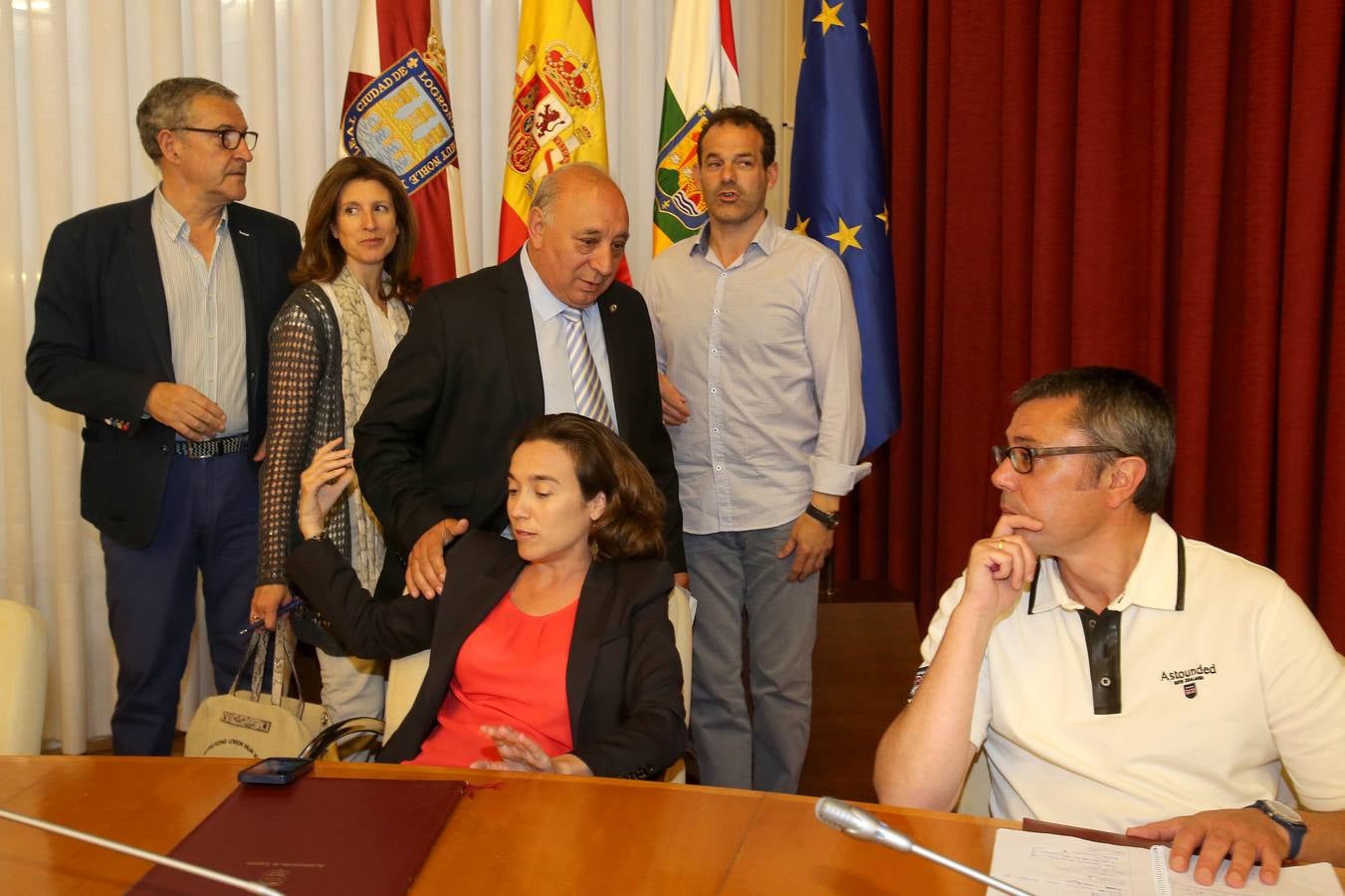 Emoción y lágrimas durante la celebración del último Pleno extraordinario de la actual corporación de Logroño