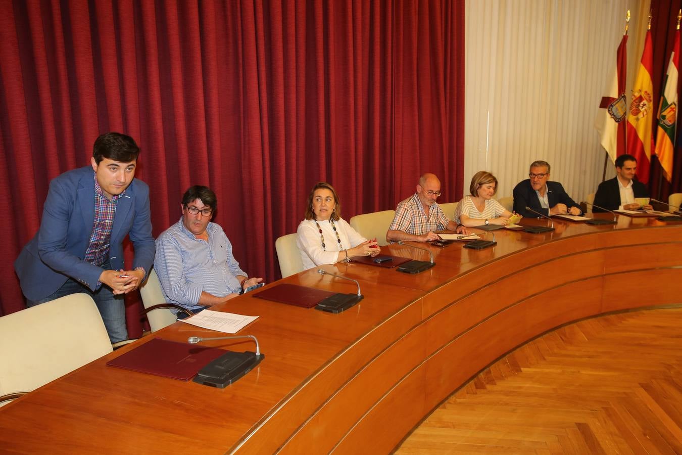 Emoción y lágrimas durante la celebración del último Pleno extraordinario de la actual corporación de Logroño