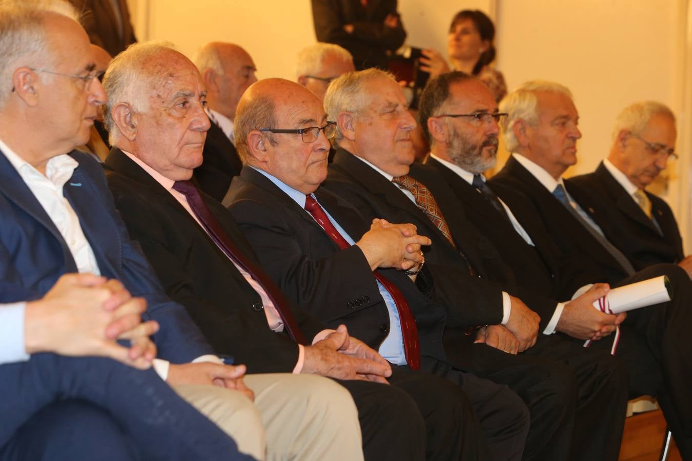 Antonio Pujades, Eugenio de La Riva y Fernando Reinares reciben las Insignias de San Bernabé