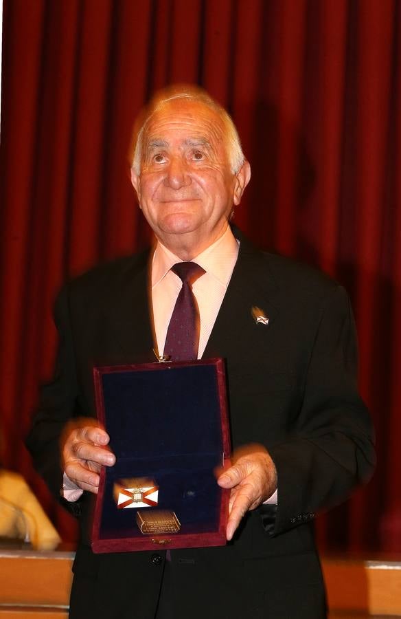 Antonio Pujades, Eugenio de La Riva y Fernando Reinares reciben las Insignias de San Bernabé