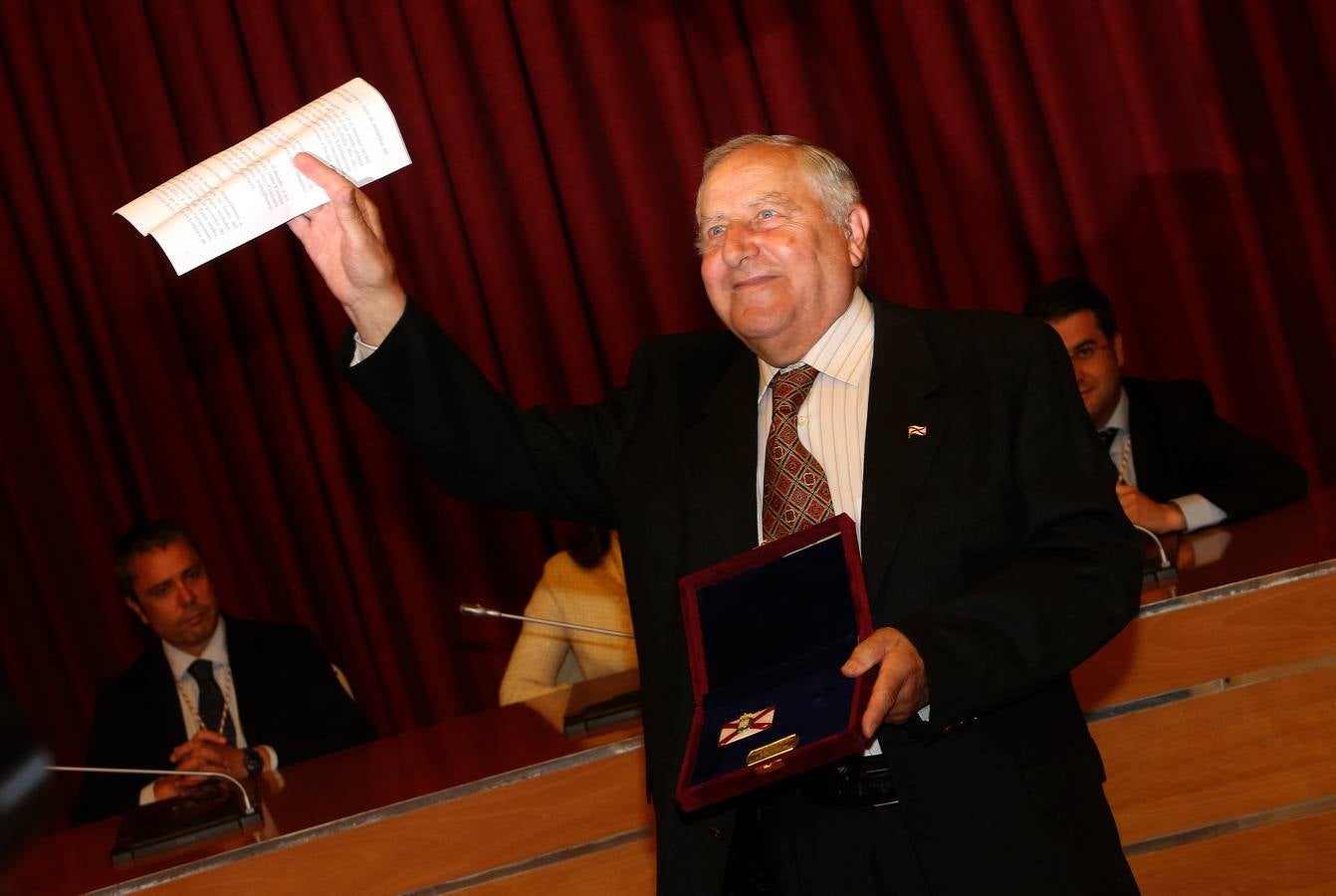 Antonio Pujades, Eugenio de La Riva y Fernando Reinares reciben las Insignias de San Bernabé