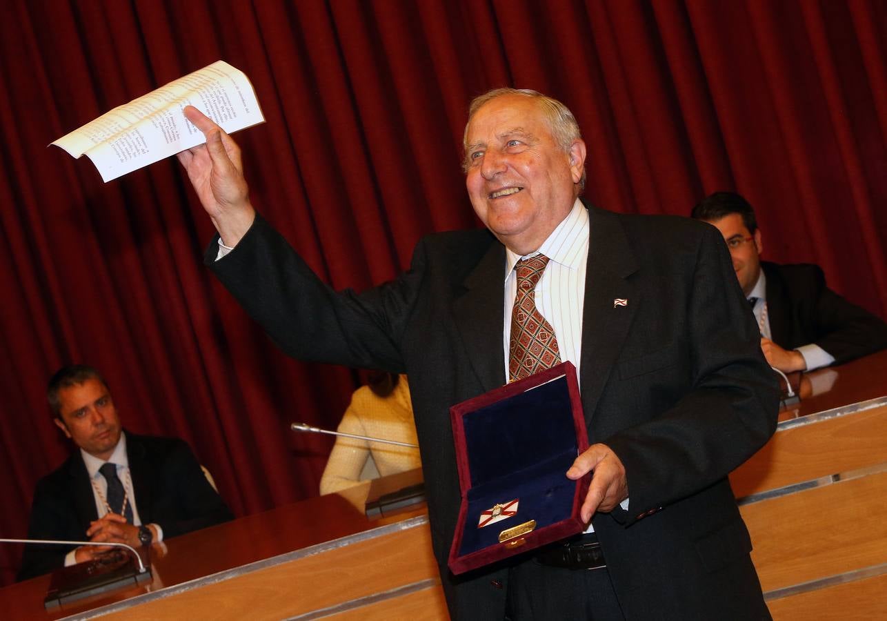 Antonio Pujades, Eugenio de La Riva y Fernando Reinares reciben las Insignias de San Bernabé