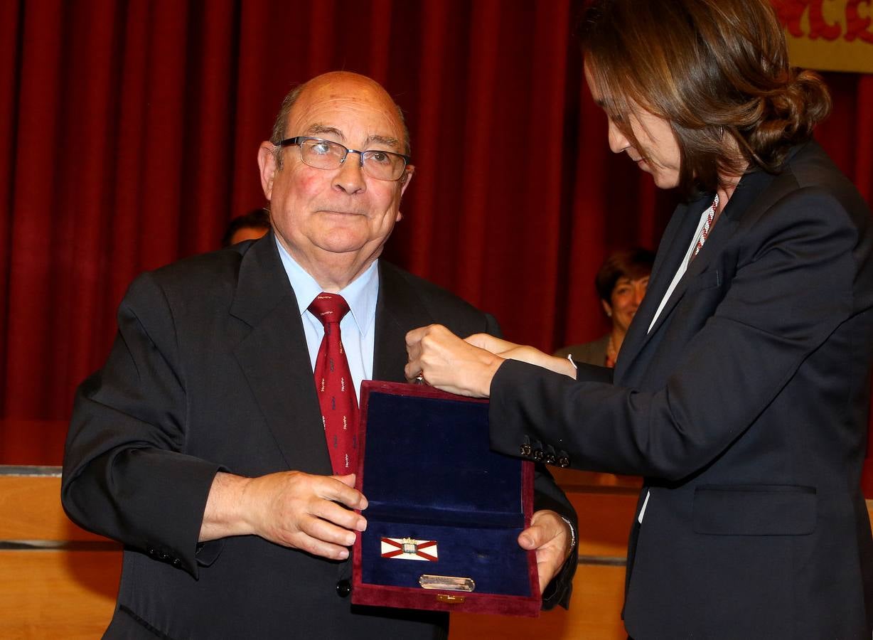 Antonio Pujades, Eugenio de La Riva y Fernando Reinares reciben las Insignias de San Bernabé