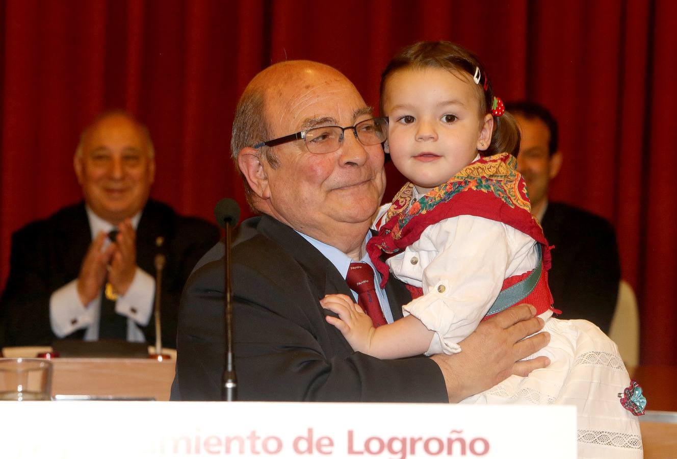 Antonio Pujades, Eugenio de La Riva y Fernando Reinares reciben las Insignias de San Bernabé