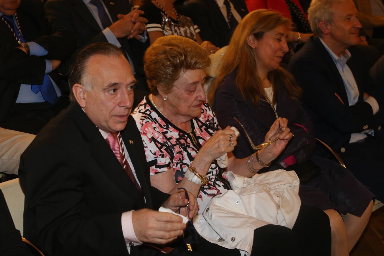 Antonio Pujades, Eugenio de La Riva y Fernando Reinares reciben las Insignias de San Bernabé