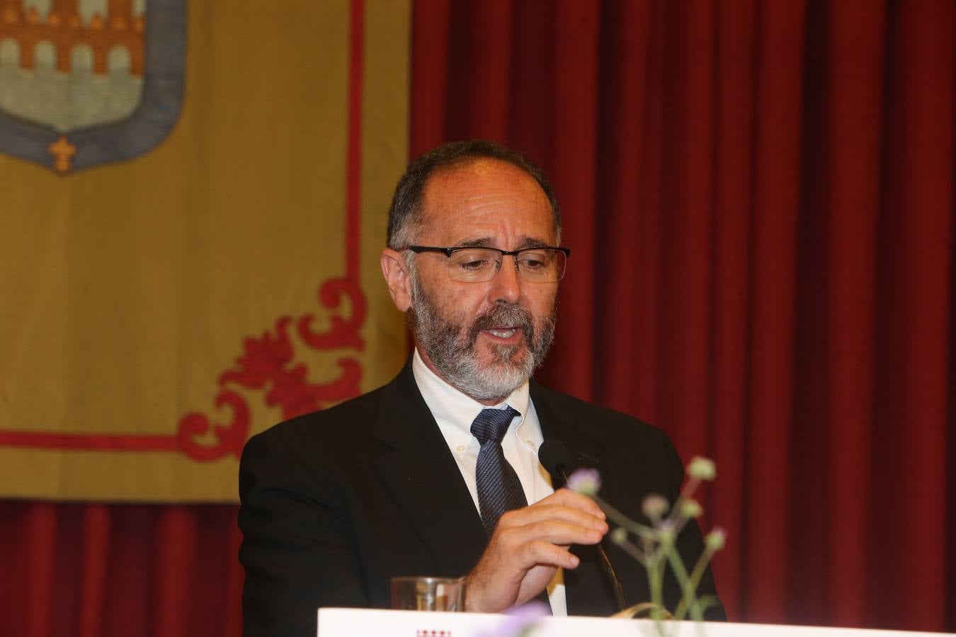 Antonio Pujades, Eugenio de La Riva y Fernando Reinares reciben las Insignias de San Bernabé