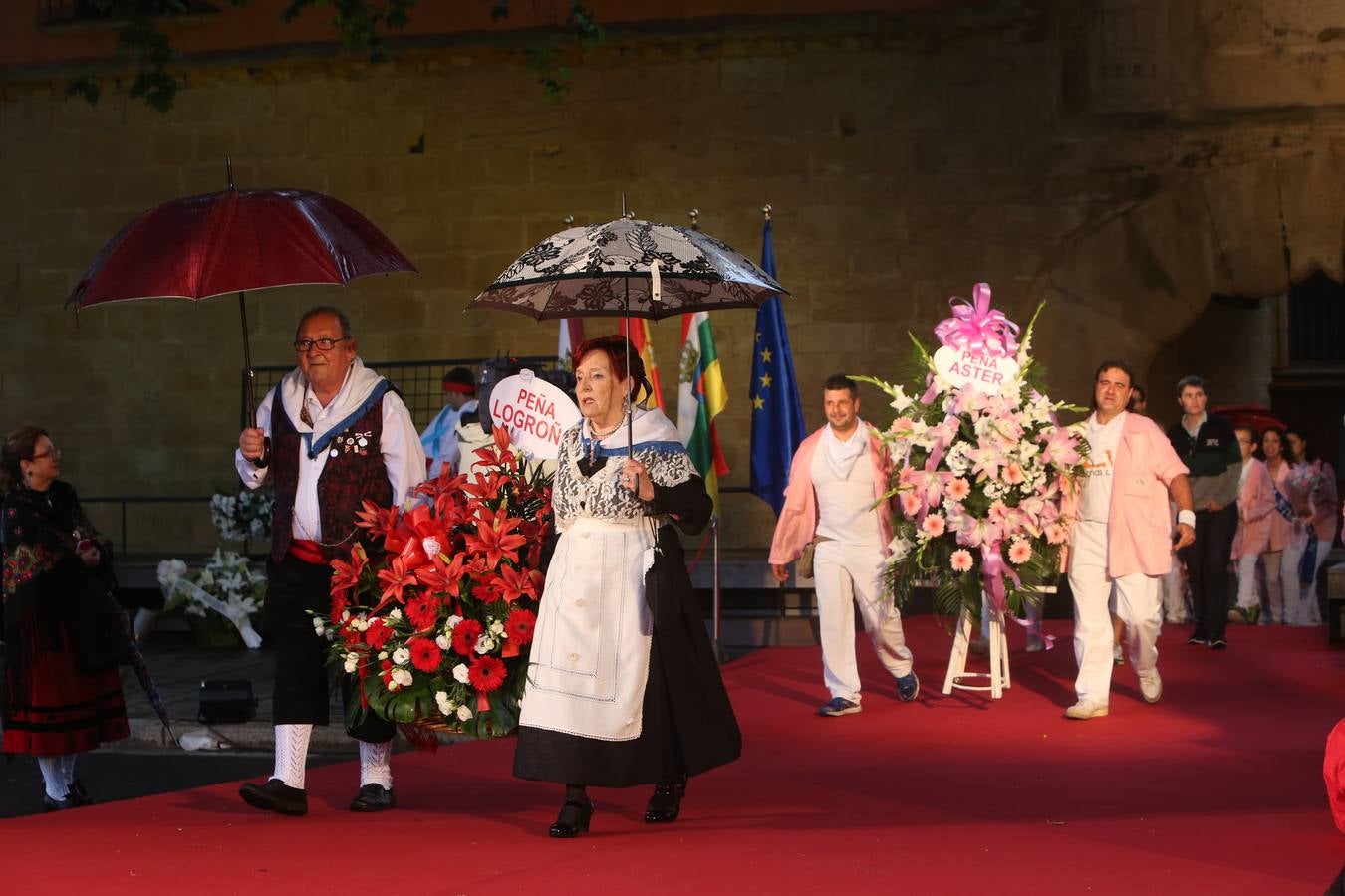 Lluvia y sonrisas en la Ofrenda de flores