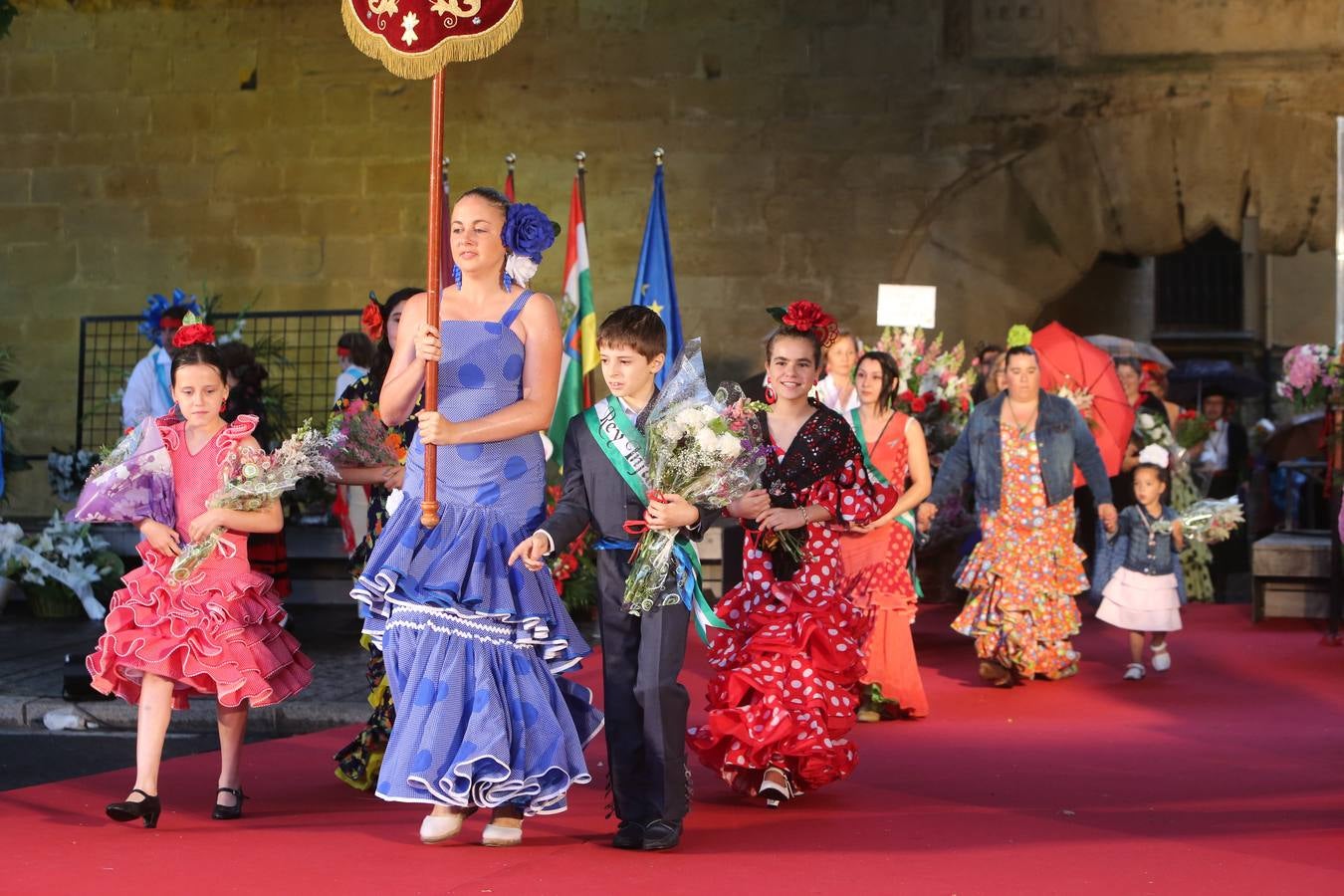 Lluvia y sonrisas en la Ofrenda de flores