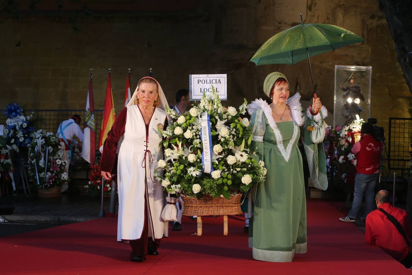 Lluvia y sonrisas en la Ofrenda de flores