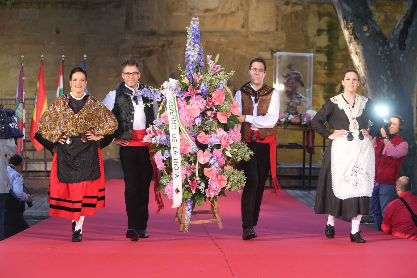 Lluvia y sonrisas en la Ofrenda de flores