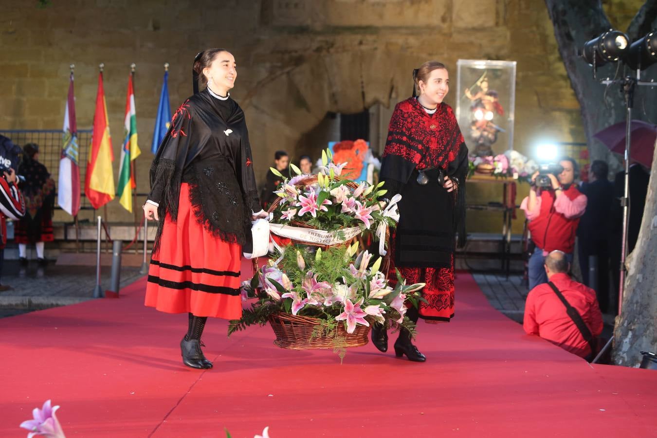 Lluvia y sonrisas en la Ofrenda de flores