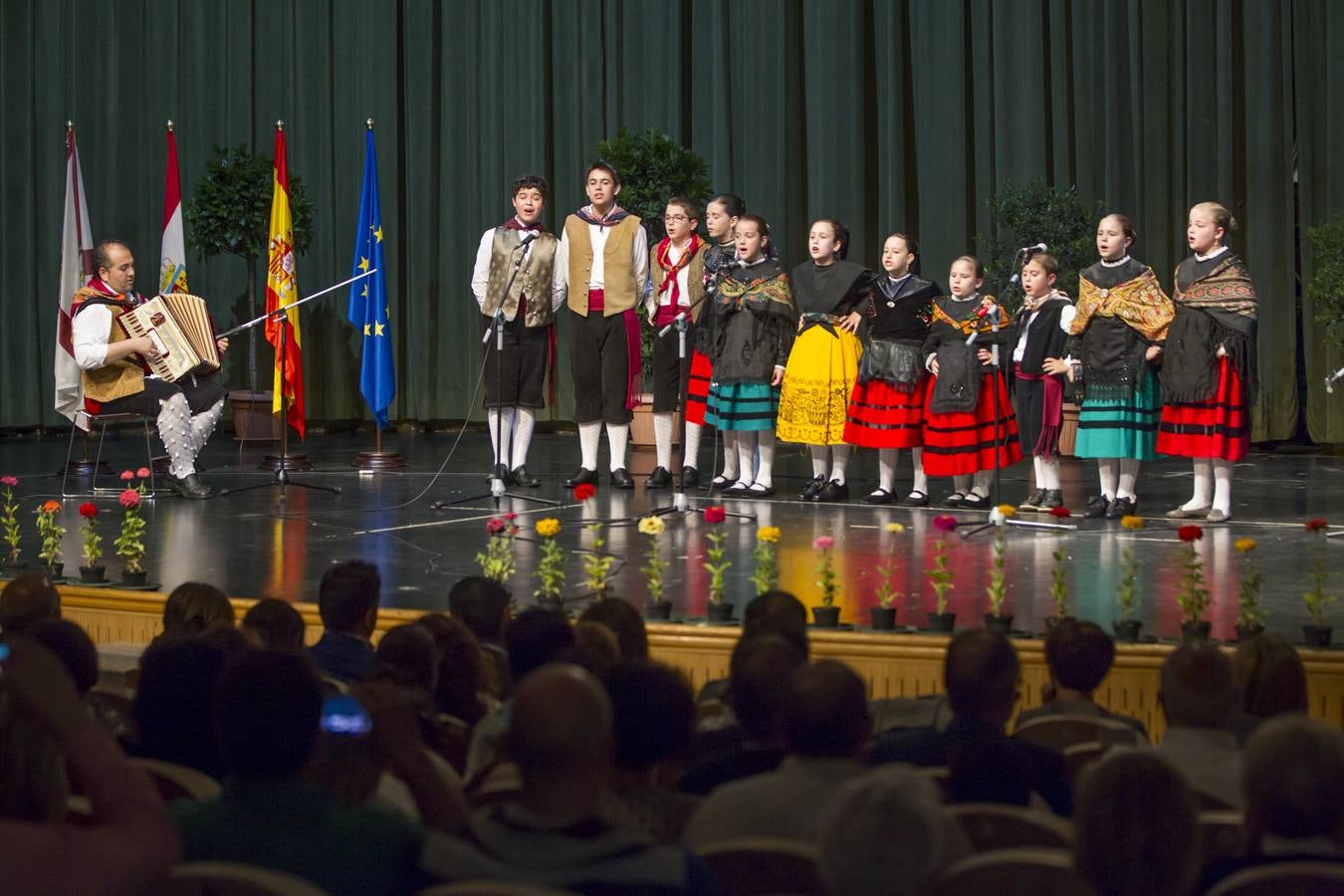 Los niños de San Bernabé reciben sus diplomas