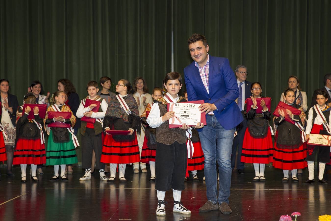 Los niños de San Bernabé reciben sus diplomas