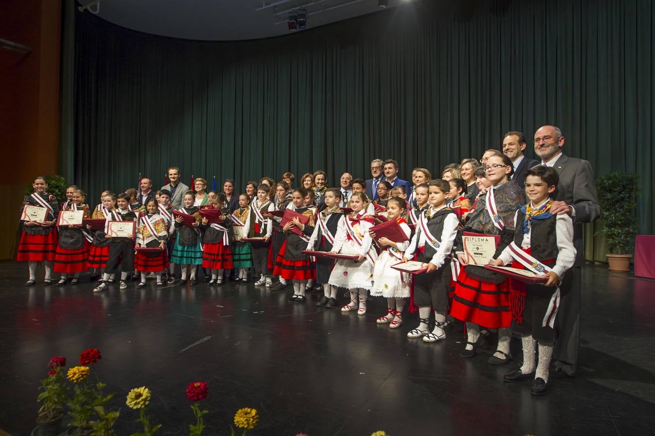 Los niños de San Bernabé reciben sus diplomas