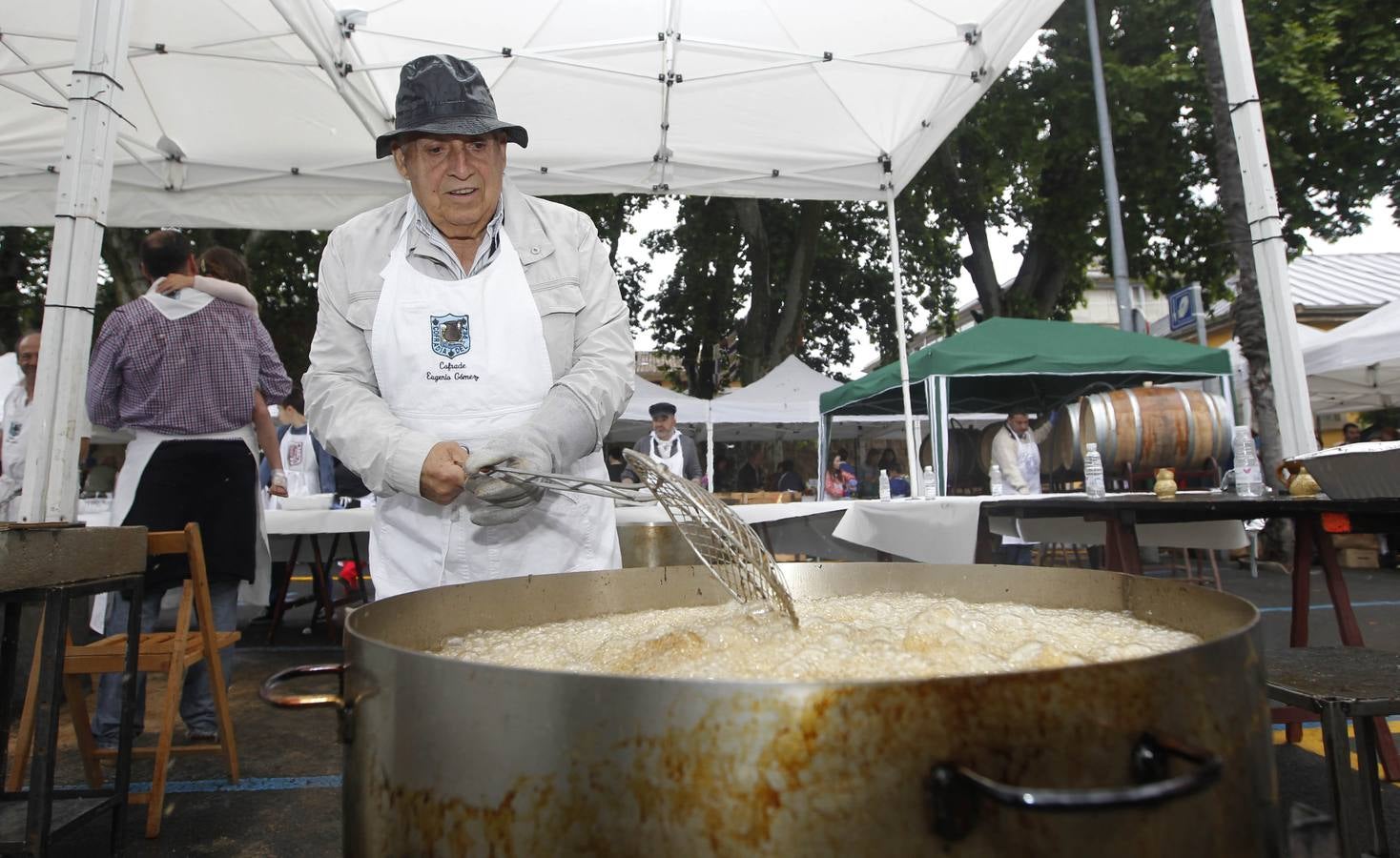 El agua no impide que los logroñeses cumplan con el pan y el pez