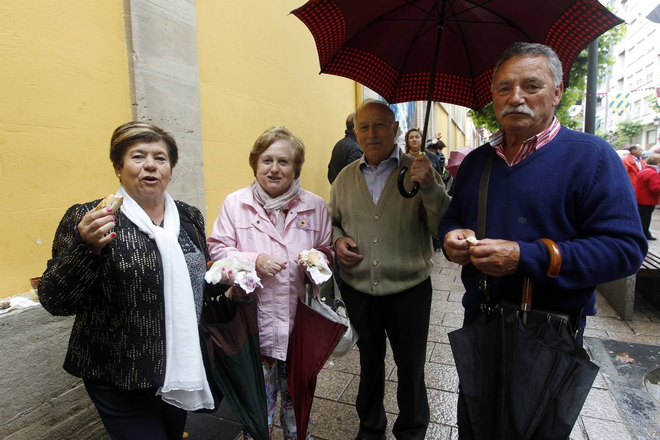 El agua no impide que los logroñeses cumplan con el pan y el pez