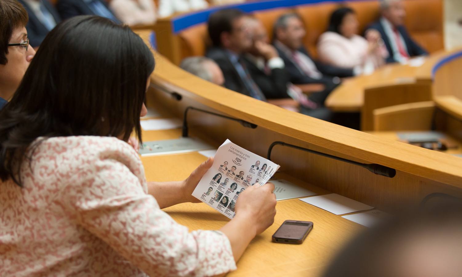 La Constitución del Parlamento regional, los gestos y los presentes