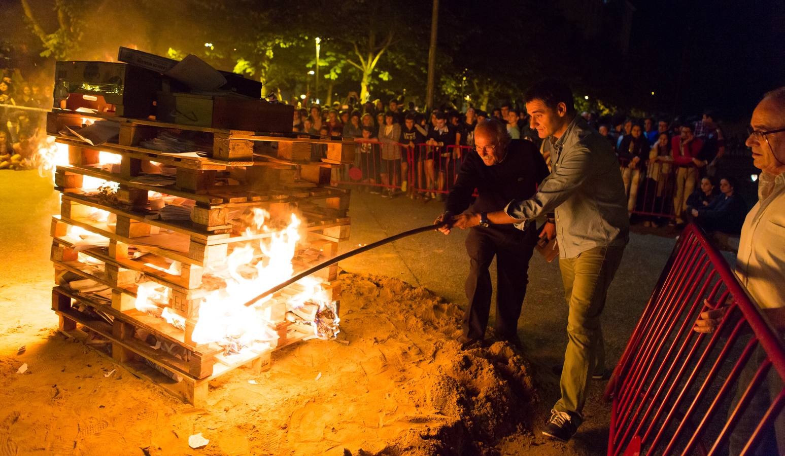 Celebración de San Juan en la logroñesa Plaza de Los Tilos