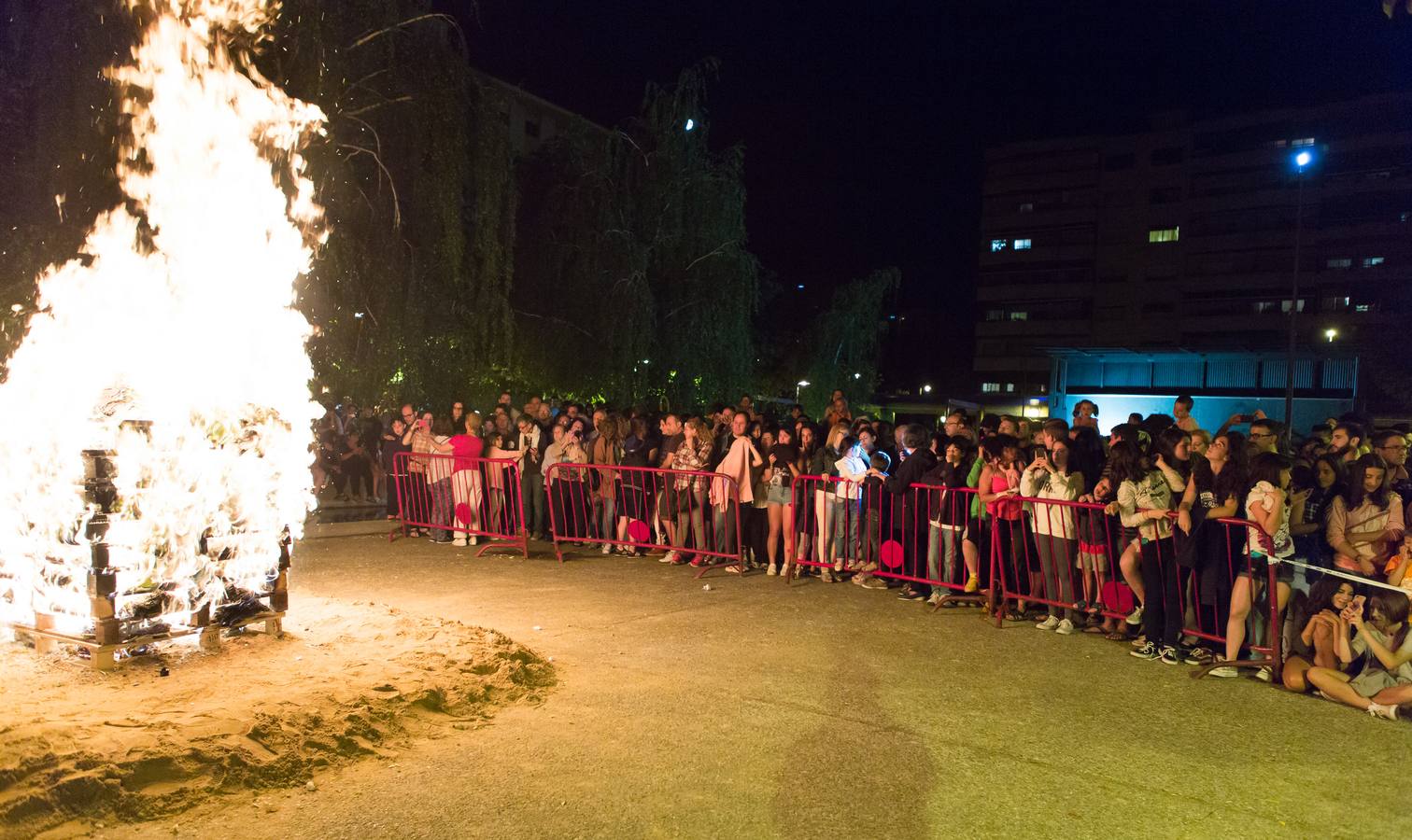 Celebración de San Juan en la logroñesa Plaza de Los Tilos