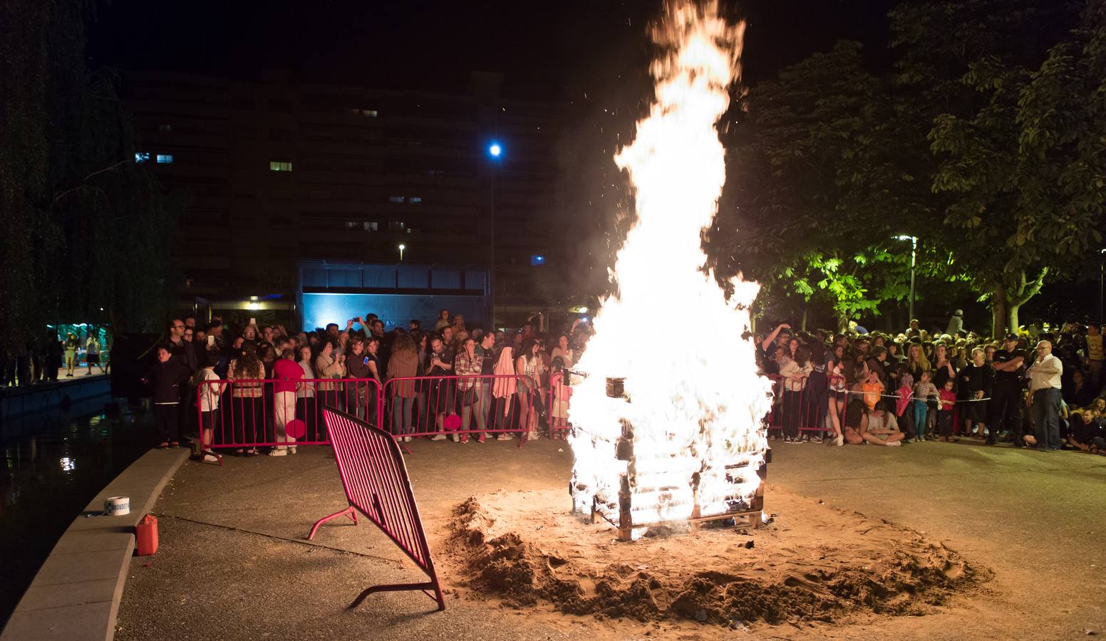 Celebración de San Juan en la logroñesa Plaza de Los Tilos