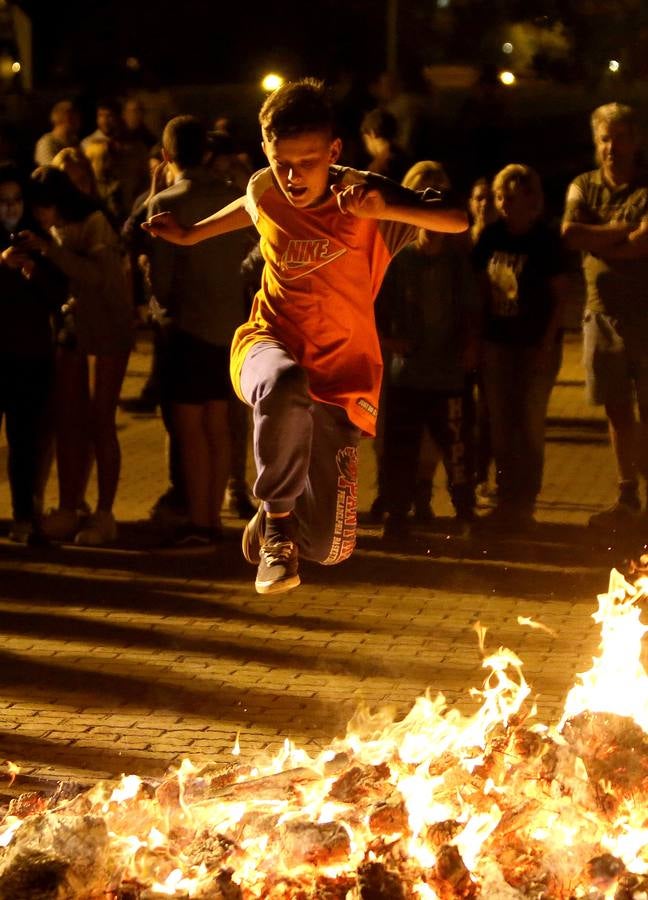 San Antonio y Yagüe saltan su hoguera de San Juan