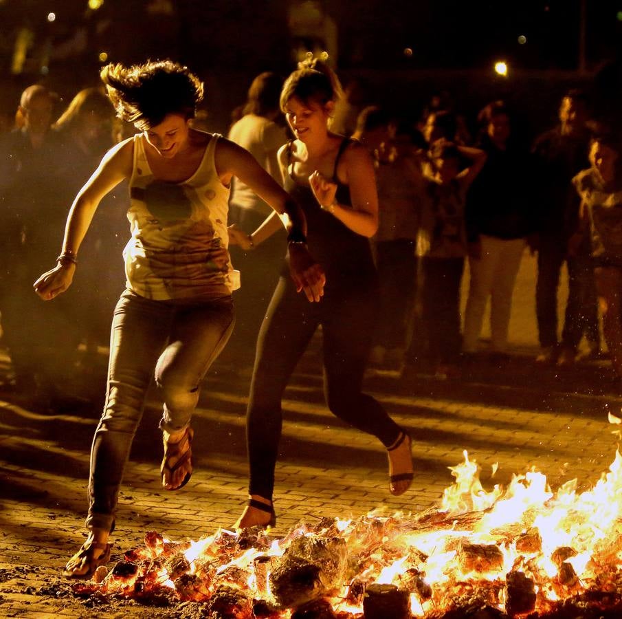 San Antonio y Yagüe saltan su hoguera de San Juan