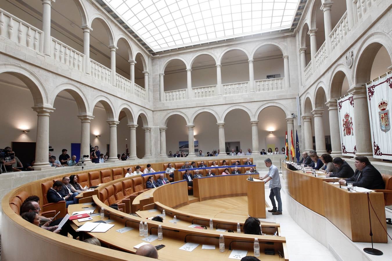 Ceniceros pierde la primera votación en el Parlamento riojano (II)