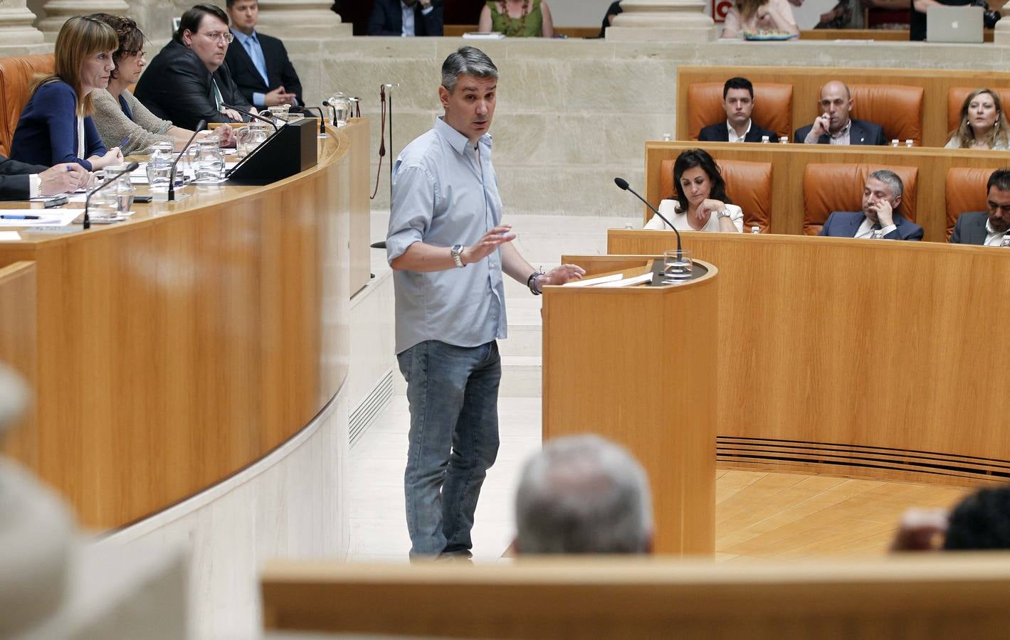 Ceniceros pierde la primera votación en el Parlamento riojano