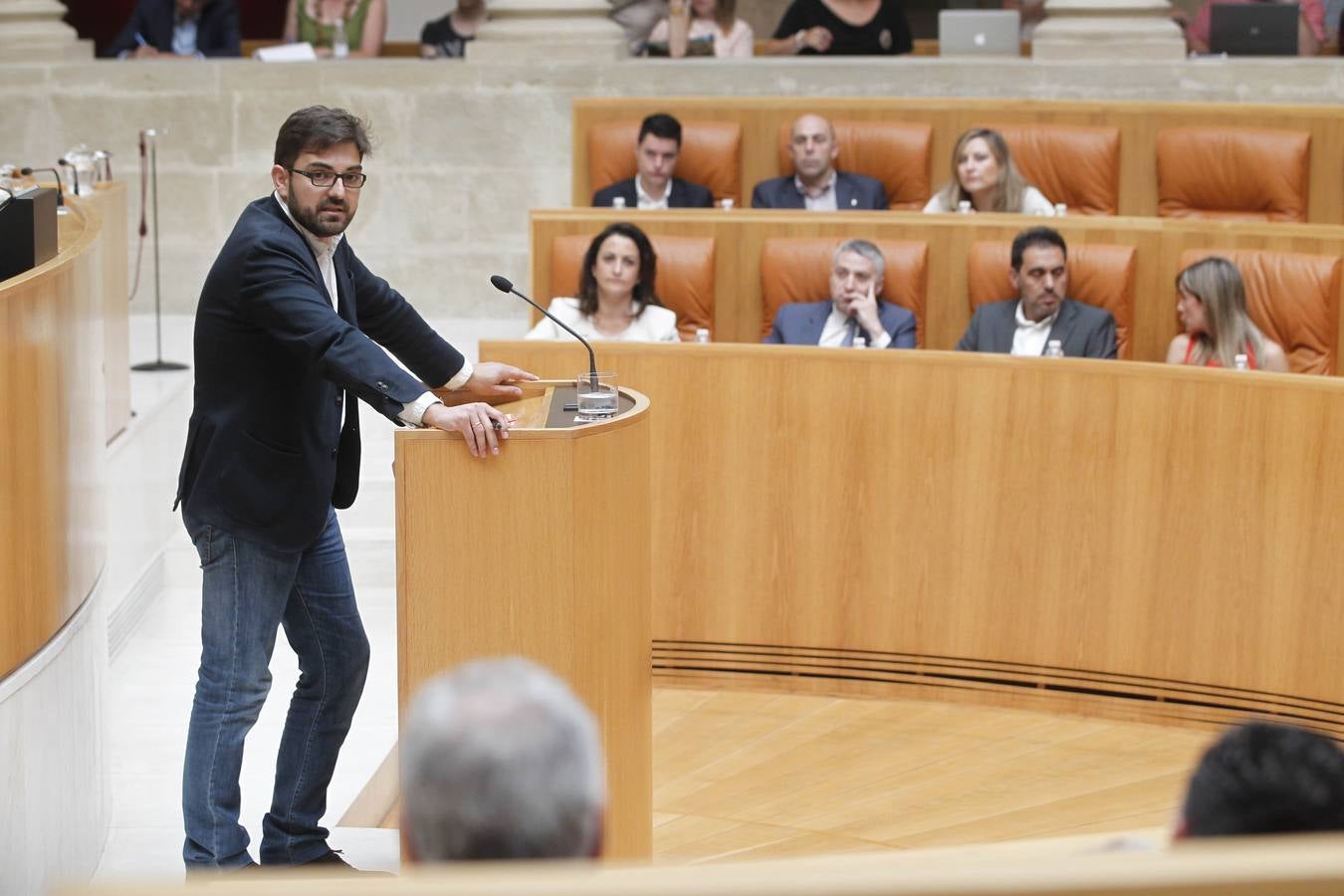 Ceniceros pierde la primera votación en el Parlamento riojano