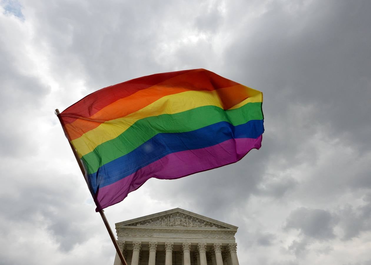 La bandera Gay ondea frente a la Corte Suprema de Justicia en Washington, DC, después de la aprobación del matrimonio homosexual.