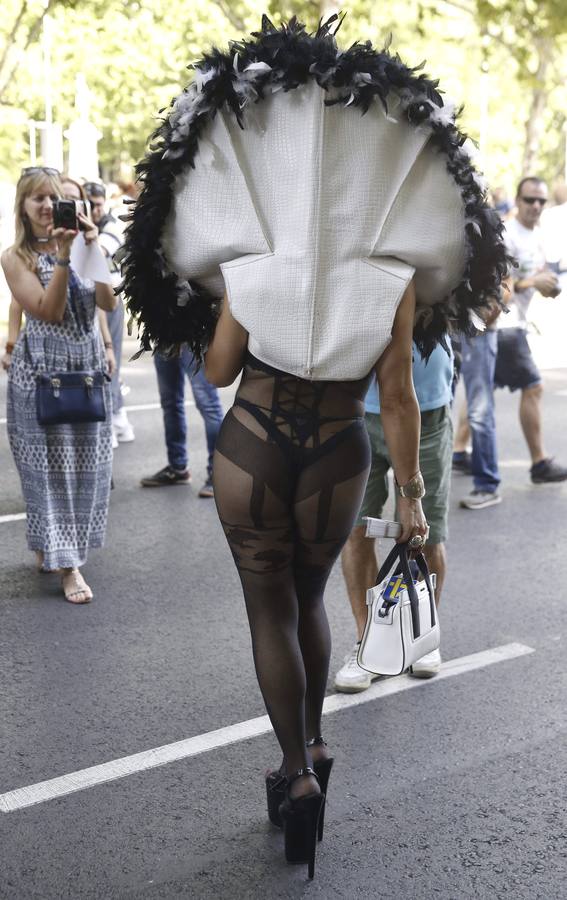 Unos turistas se fotografían con un participante del tradicional desfile del Orgullo Gay.