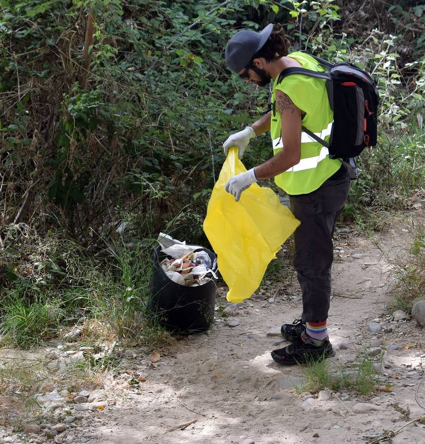 Voluntarios limpian el Ebro