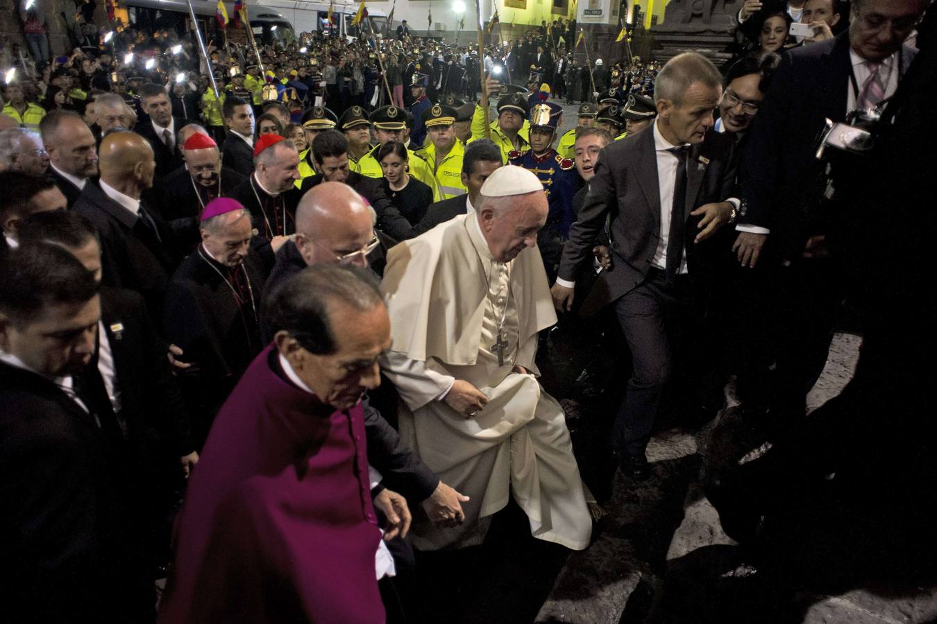 El papa Francisco escoltado por sacerdotes y obispos