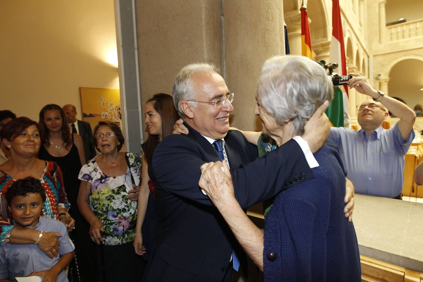 Un día histórico en el Parlamento riojano