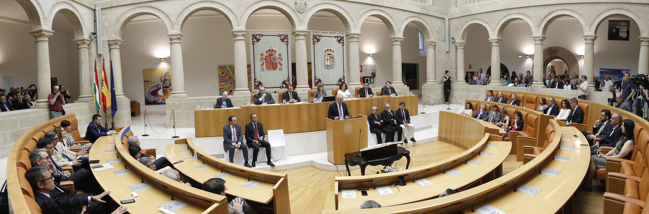 Un día histórico en el Parlamento riojano