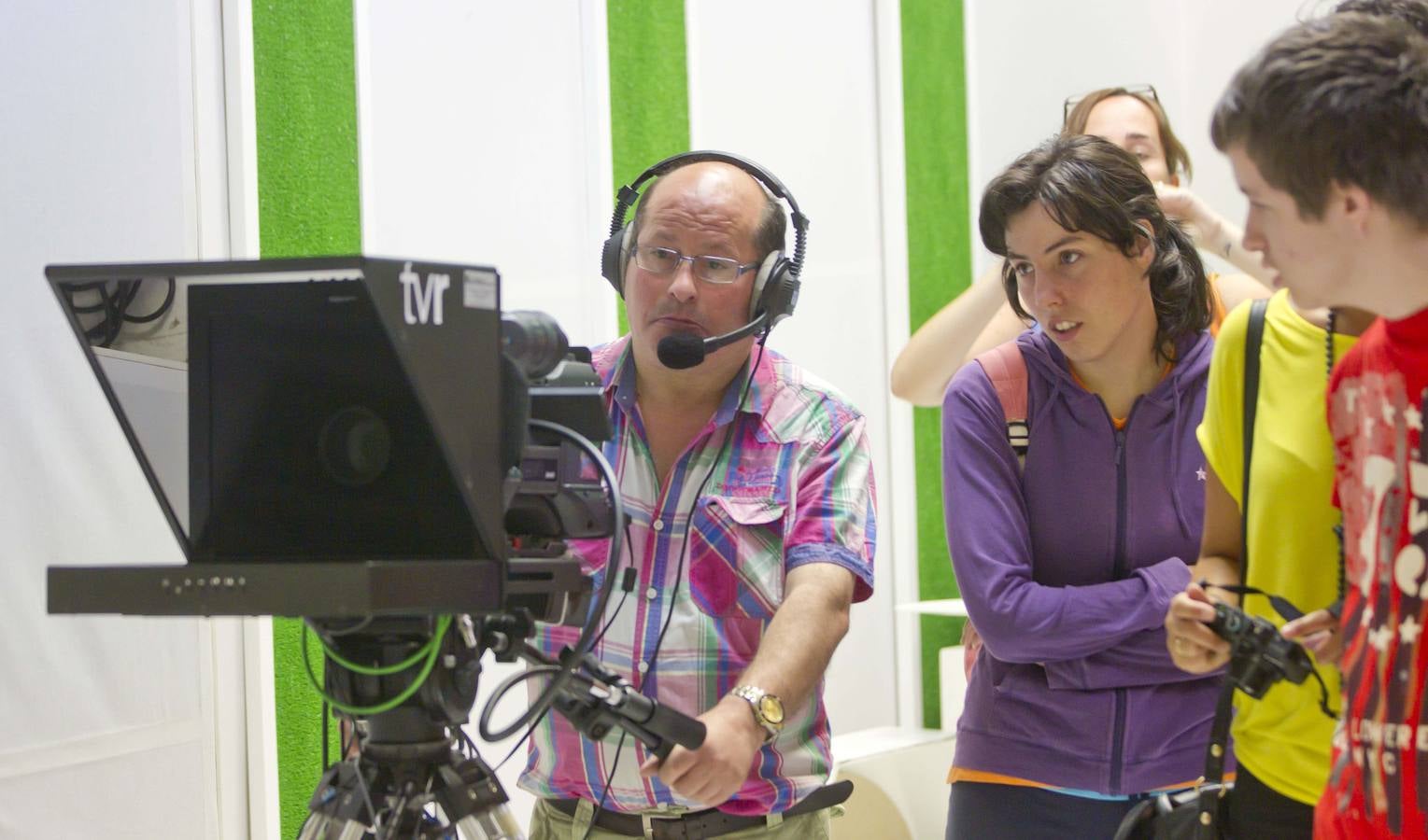 Los alumnos del curso de Comunicación y Protocolo organizado por FEAPS La Rioja visitan la multimedia de Diario LA RIOJA