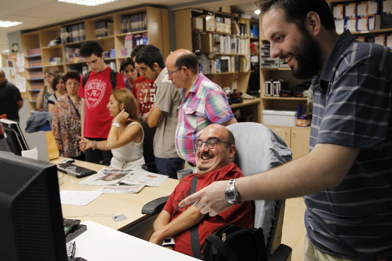Los alumnos del curso de Comunicación y Protocolo organizado por FEAPS La Rioja visitan la multimedia de Diario LA RIOJA