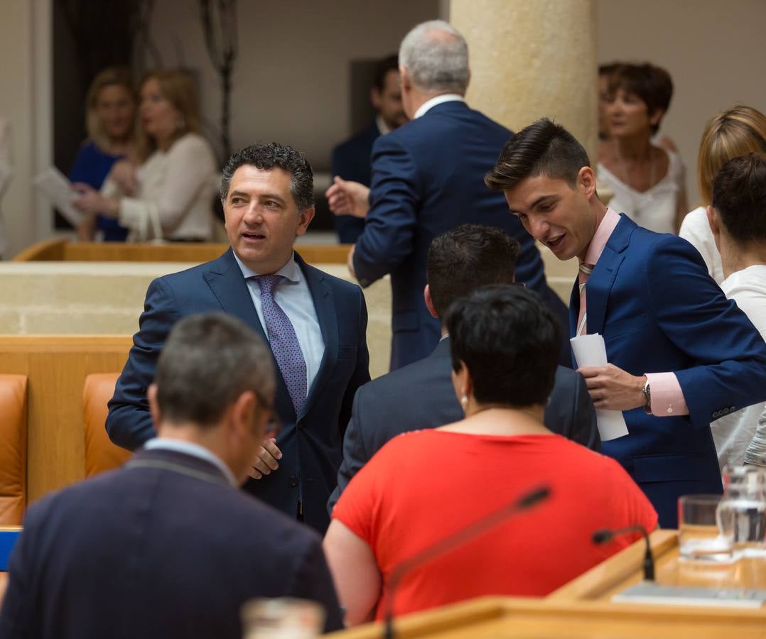 Del Río y Azofra toman posesión de diputados en el Parlamento riojano