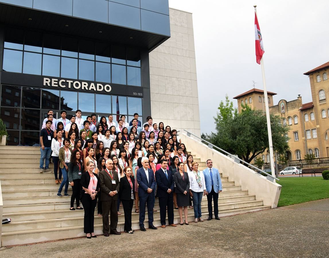 El rector de la UR recibe a 74 alumnos peruanos