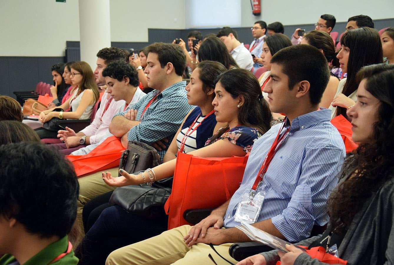 El rector de la UR recibe a 74 alumnos peruanos