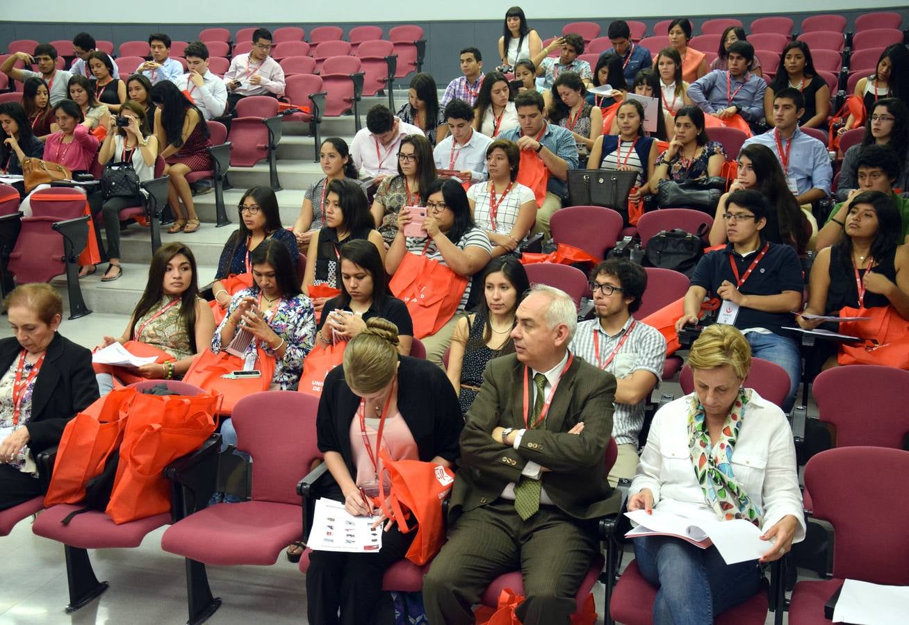 El rector de la UR recibe a 74 alumnos peruanos