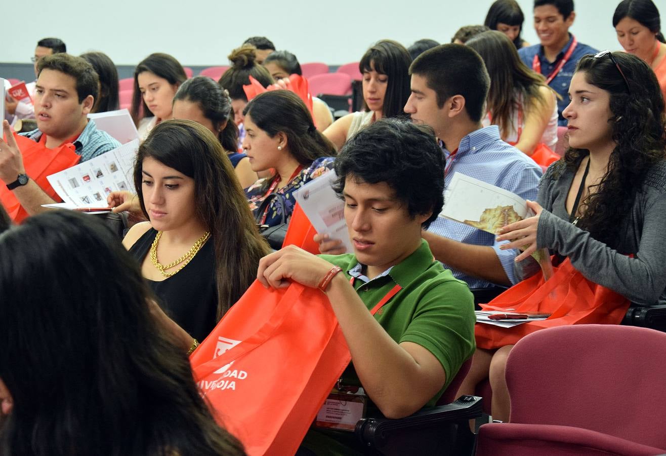 El rector de la UR recibe a 74 alumnos peruanos