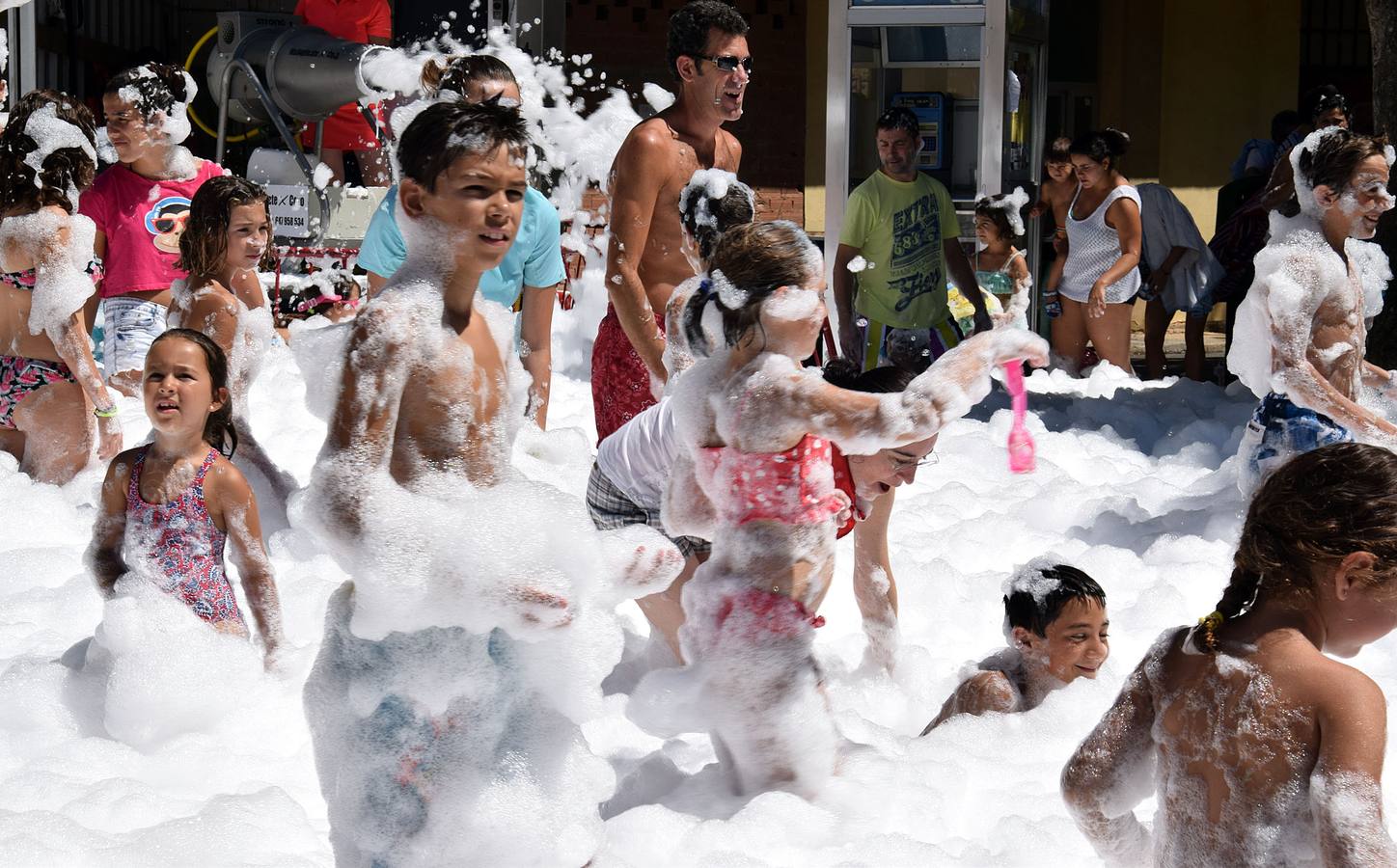 Fiesta de la espuma en El Cortijo