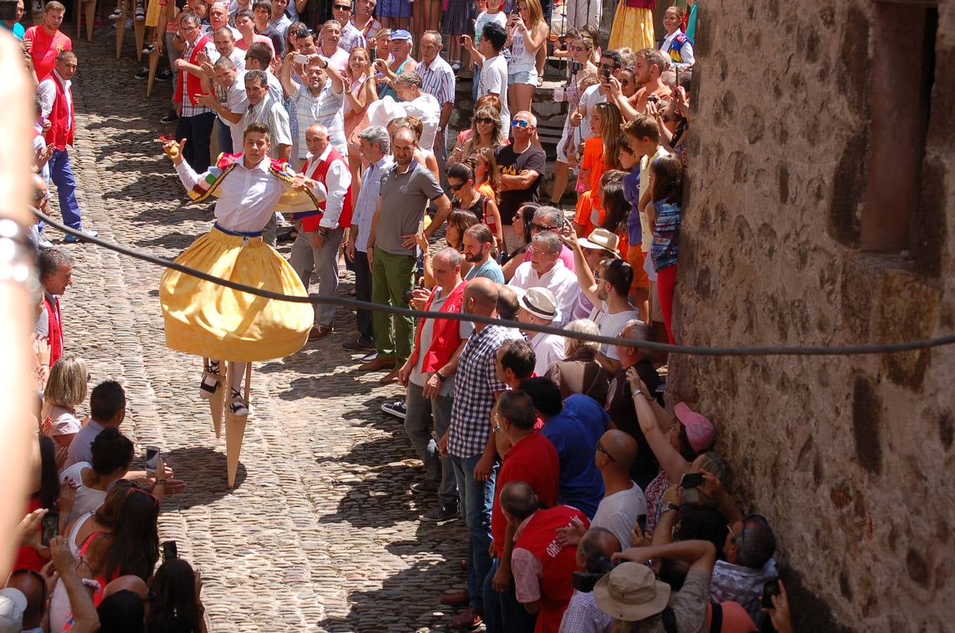 Los danzadores cumplieron con la santa