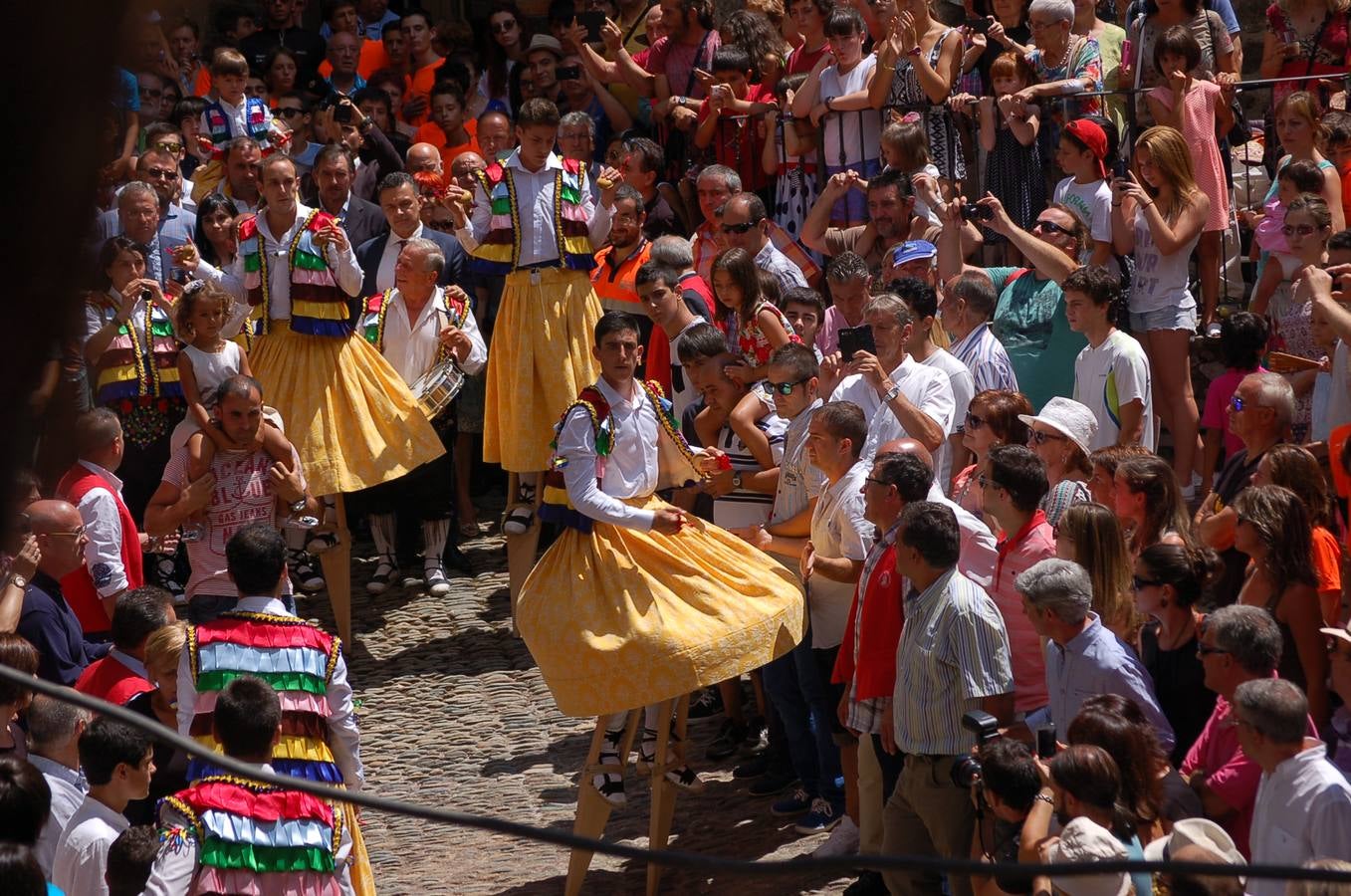 Los danzadores cumplieron con la santa