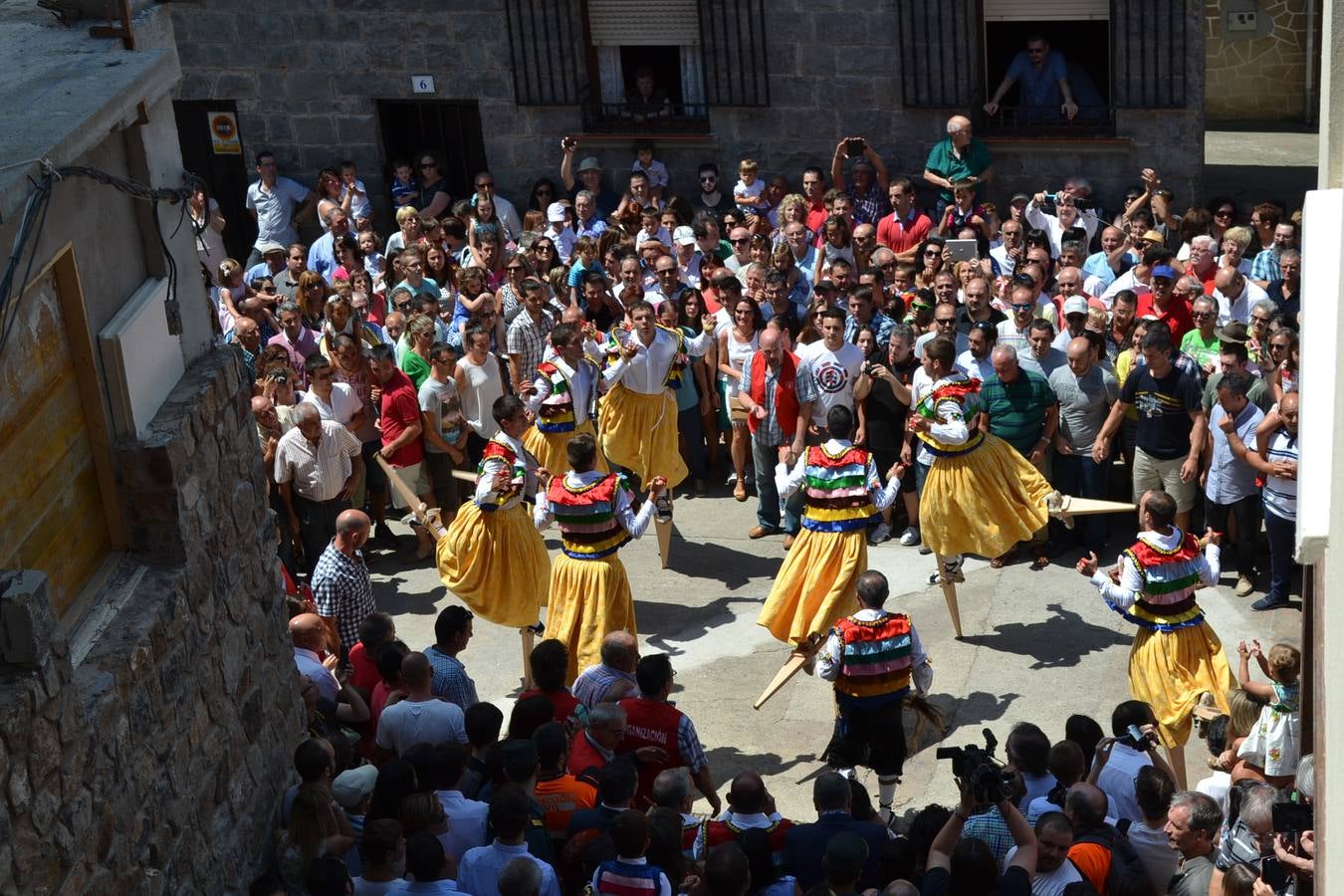 Los danzadores cumplieron con la santa